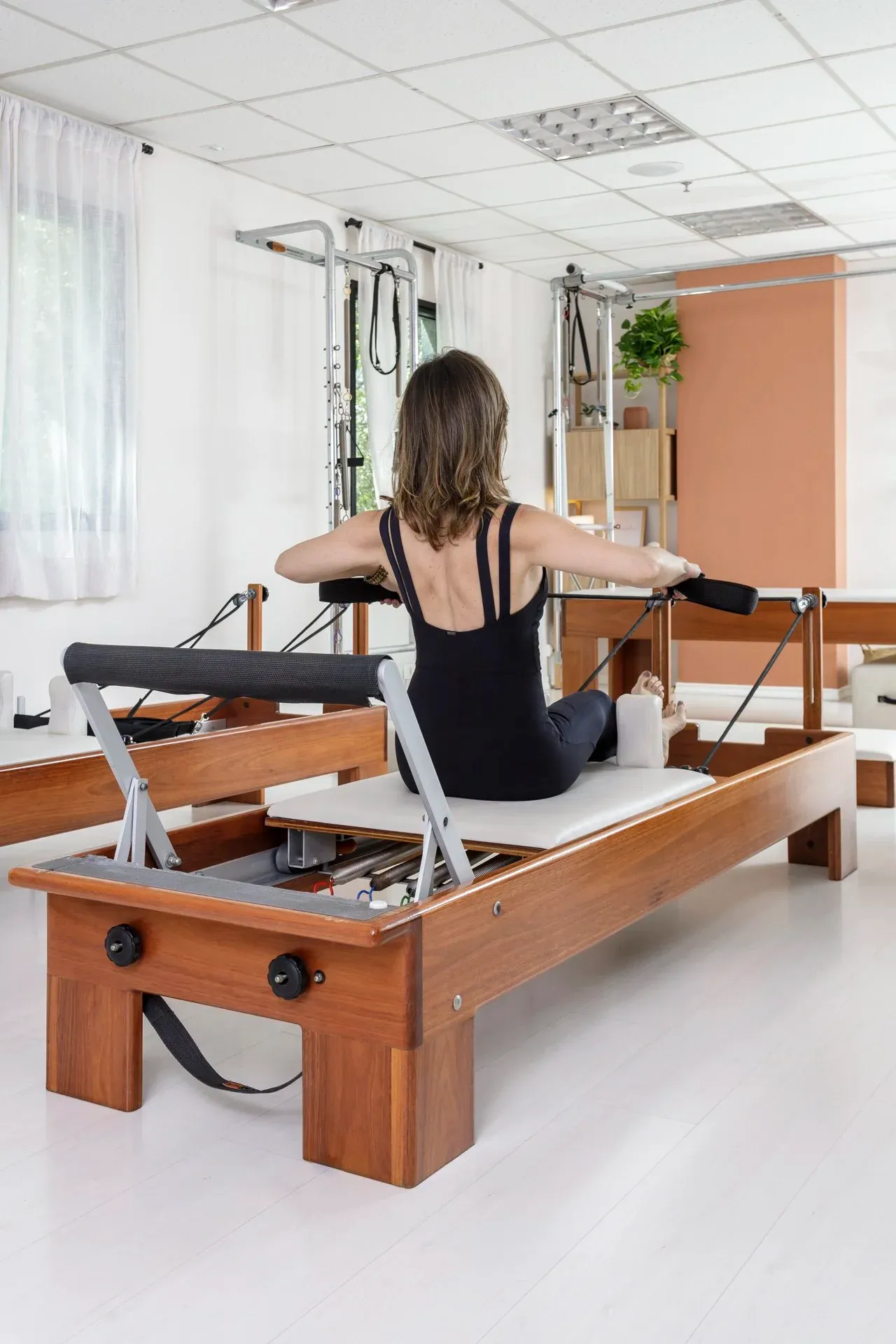 Pessoa mais velha em exercício de equilíbrio durante aula de Pilates para idosos em São Paulo